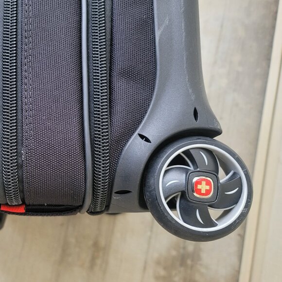 Swissgear Black Red Rolling Briefcase Padded Laptop Pocket 17 Inches - Picture 11 of 16